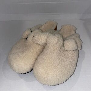 Boston Big buckle shearling clog